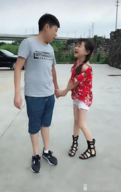 抖音里有个袖珍女的叫什么缩略图