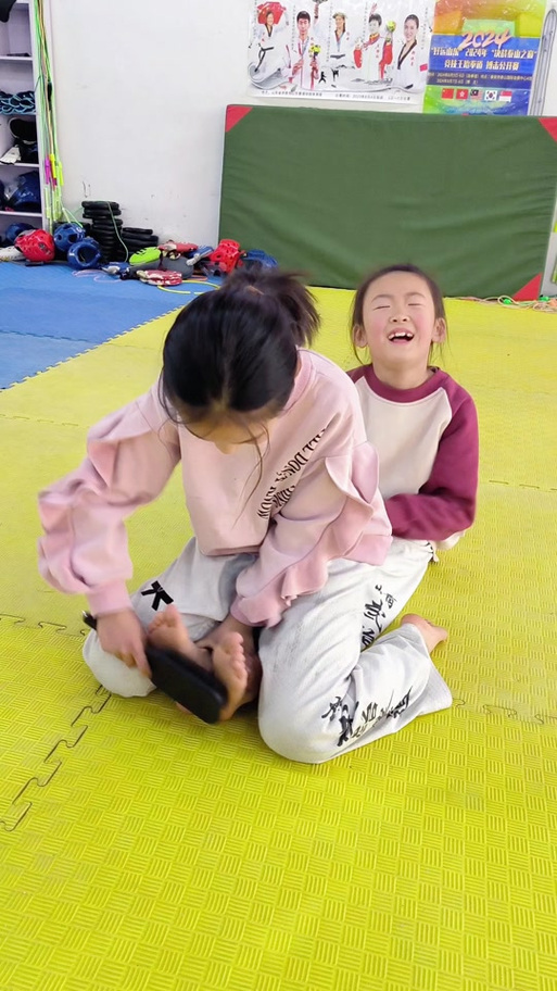 小孩挠痒痒缩略图