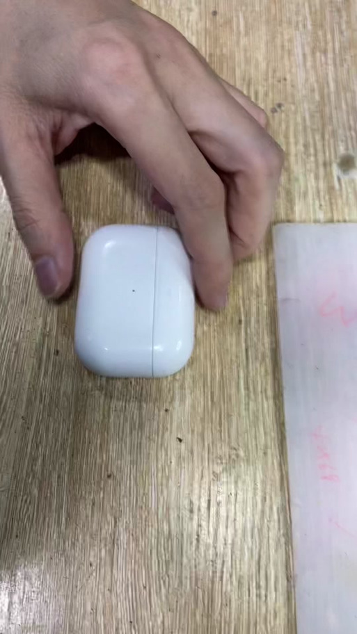 按住充电盒背后的按钮没反应缩略图