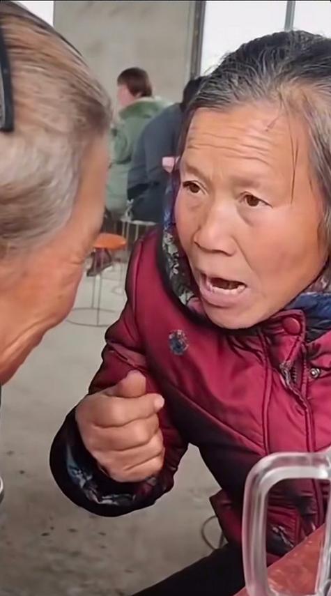 一群大妈议论表情包缩略图