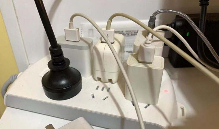 充电器插上只充一会就不充了游戏截图