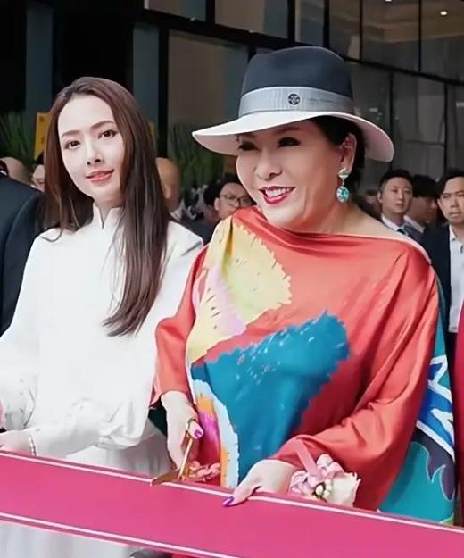 郭碧婷的妈妈照片缩略图