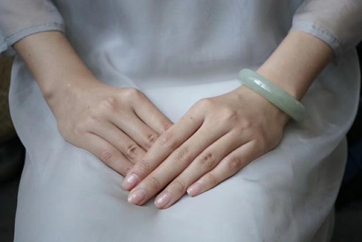 女人的玉镯应该戴在哪只手缩略图