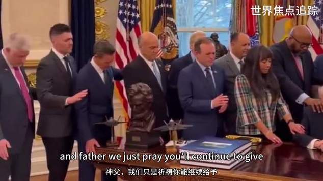 2个牧师一起做祈福缩略图