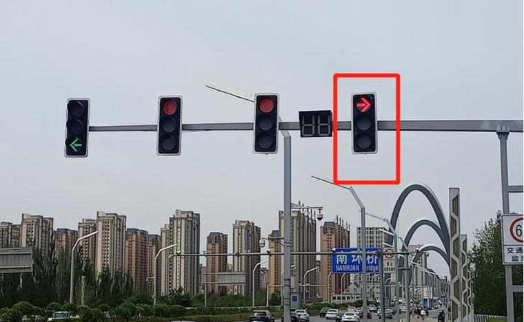 右转弯一直是黄灯,怎么转弯缩略图