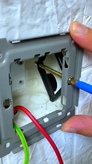插座掉了怎么固定游戏截图
