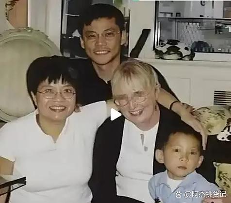 李国庆一家4口近照缩略图