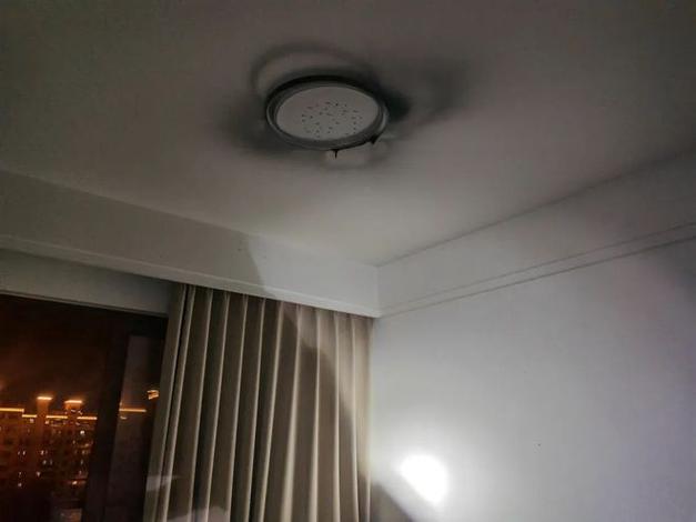 家里卧室的灯突然灭了缩略图