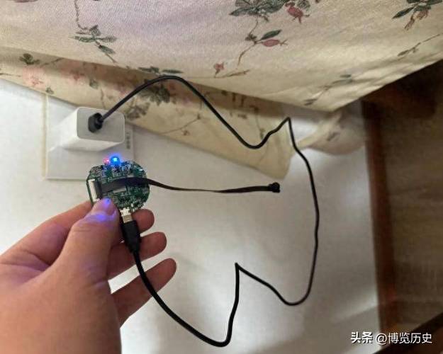 手机摄像头后面有个小孔是什么缩略图
