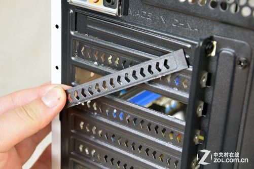 机箱后面的显卡挡板怎么拆游戏截图