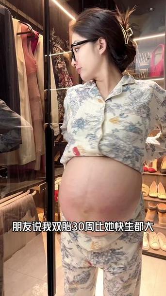 双胞胎孕妇大肚子视频缩略图