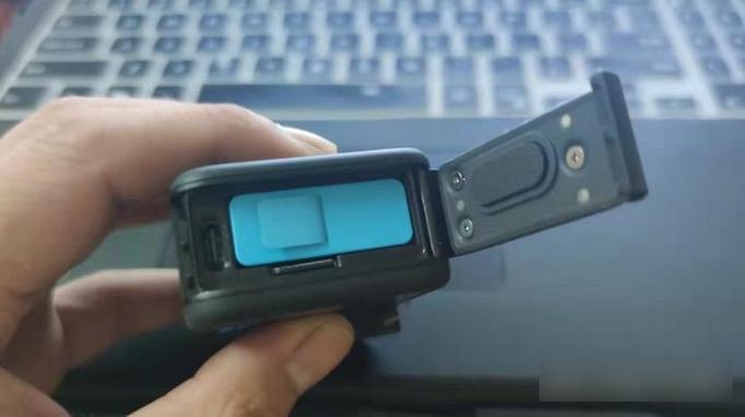 gopro电池盖子怎么打开