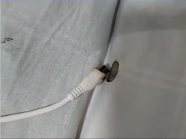 为什么充电线突然烧了缩略图
