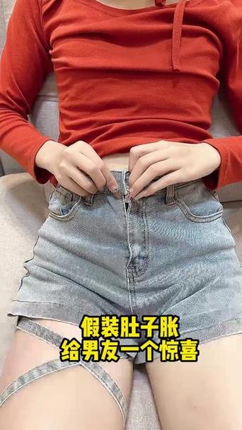 美女肚子一秒变大视频缩略图