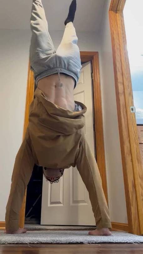 女生的腹肌慢慢变大缩略图
