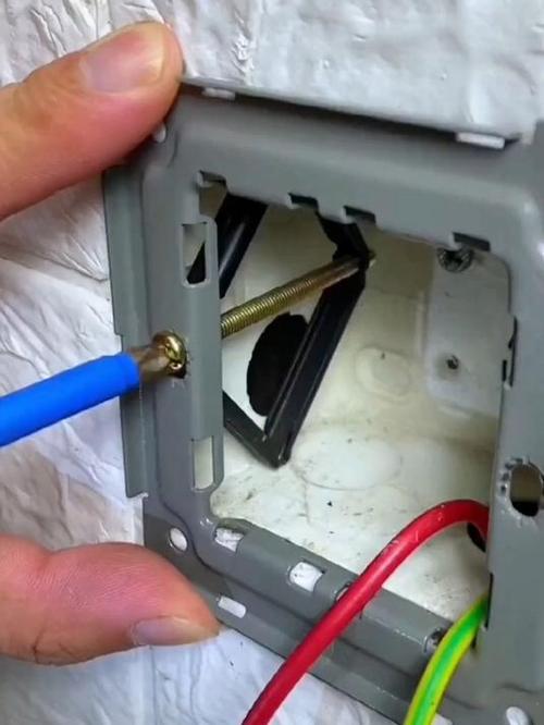 墙壁插座怎样固定缩略图