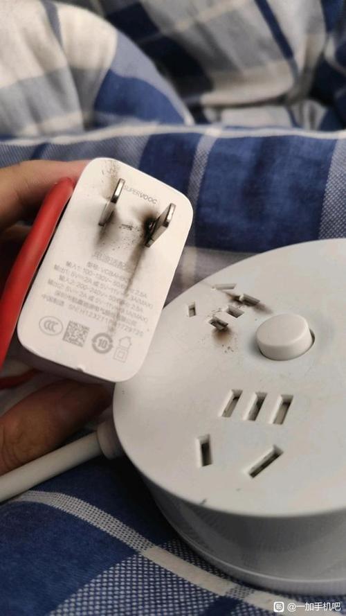 充电器充电将插座烧黑缩略图