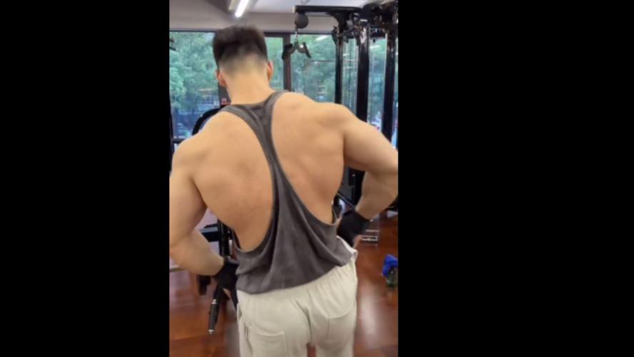 肌肉男锻炼肌肉缩略图