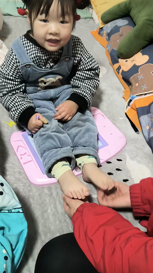 挠幼儿园小朋友痒痒图标