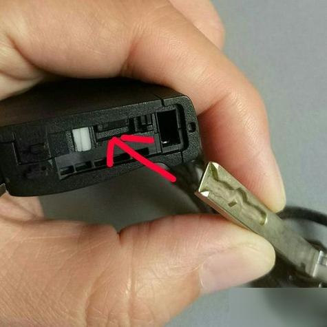 马自达钥匙换电池图解