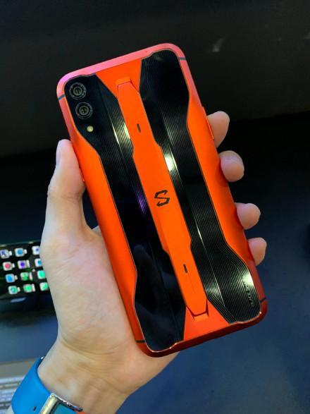 黑鲨2黑色和银色哪个好看缩略图