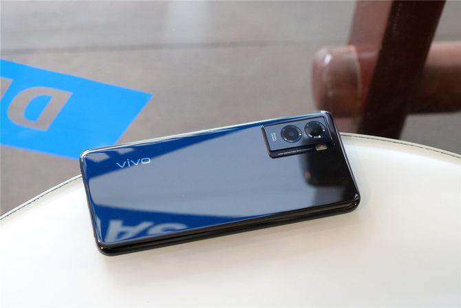 vivo背面蓝色是白底还是蓝底缩略图