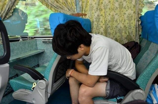 冷峻的帅哥晕车呕吐游戏截图