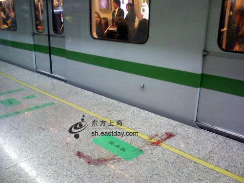 掉进地铁轨道事故缩略图