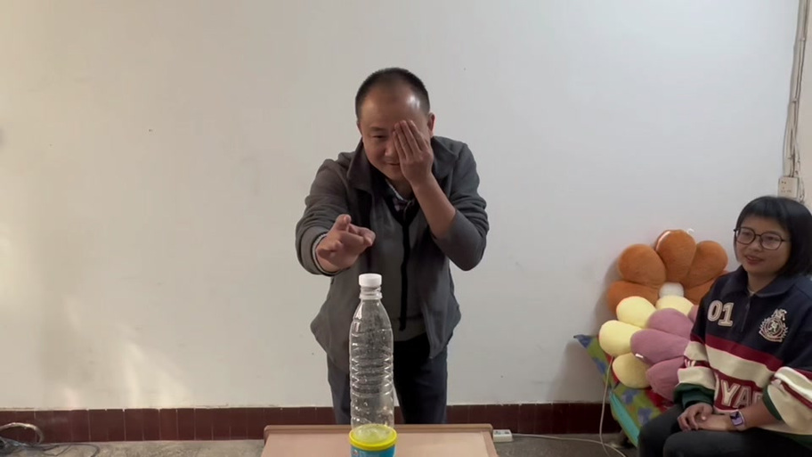 蒙眼弹瓶盖游戏图片图标