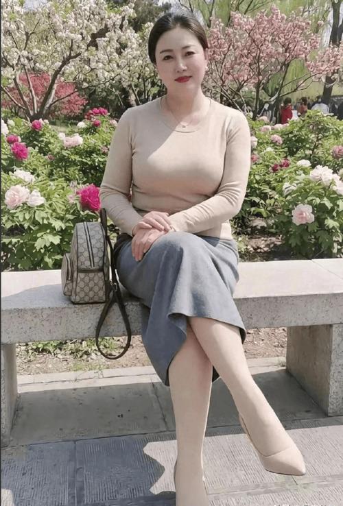 穿成中年妈妈的绝美小说缩略图