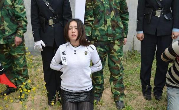 《女毒枭》完整版电影缩略图