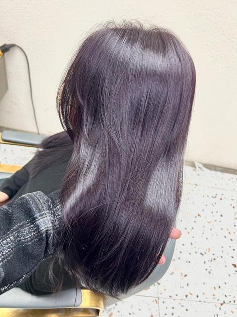 头发紫黑色是什么颜色缩略图