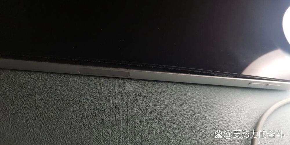 ipad屏幕边缘开胶缩略图