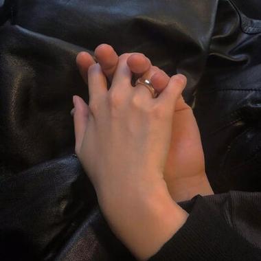 男女牵手图片真实照片游戏截图