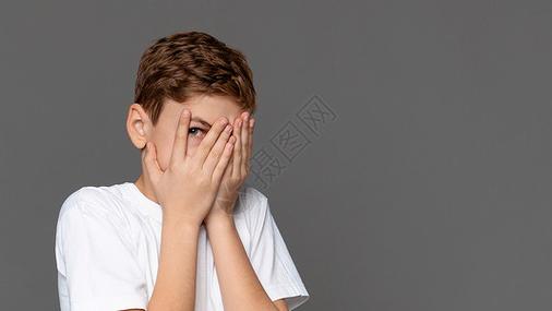 捂一只眼睛什么意思缩略图