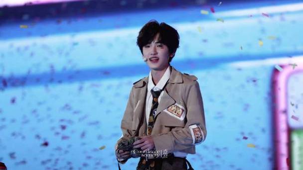 左奇函2026演唱会缩略图