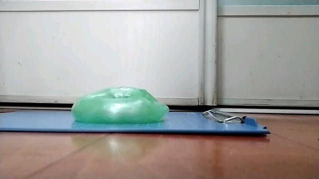 光脚踩史莱姆泥缩略图